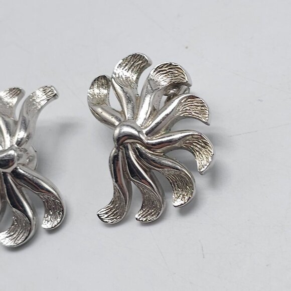 Vintage Monet Silver Tone Swirl Flower Floral Clip On Earrings - Picture 3 of 5